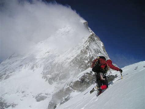 Lonely Mountain: A Challenging Climb for Endurance and Strategy Enthusiasts!